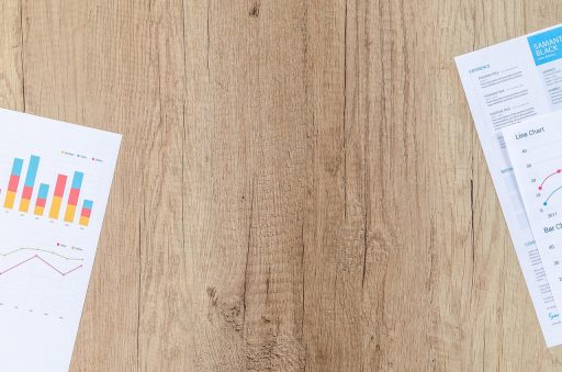 Twee ondernemers bekijken financiële documenten tijdens een zakelijke bespreking