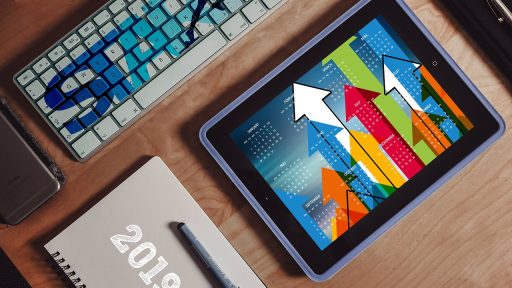 Zzp'er aan bureau met papieren en kalender voor belastingdeadlines