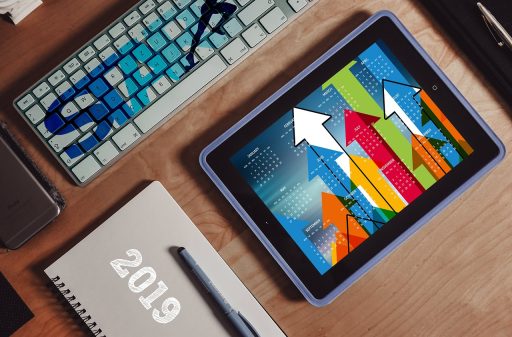 Zzp'er aan bureau met papieren en kalender voor belastingdeadlines