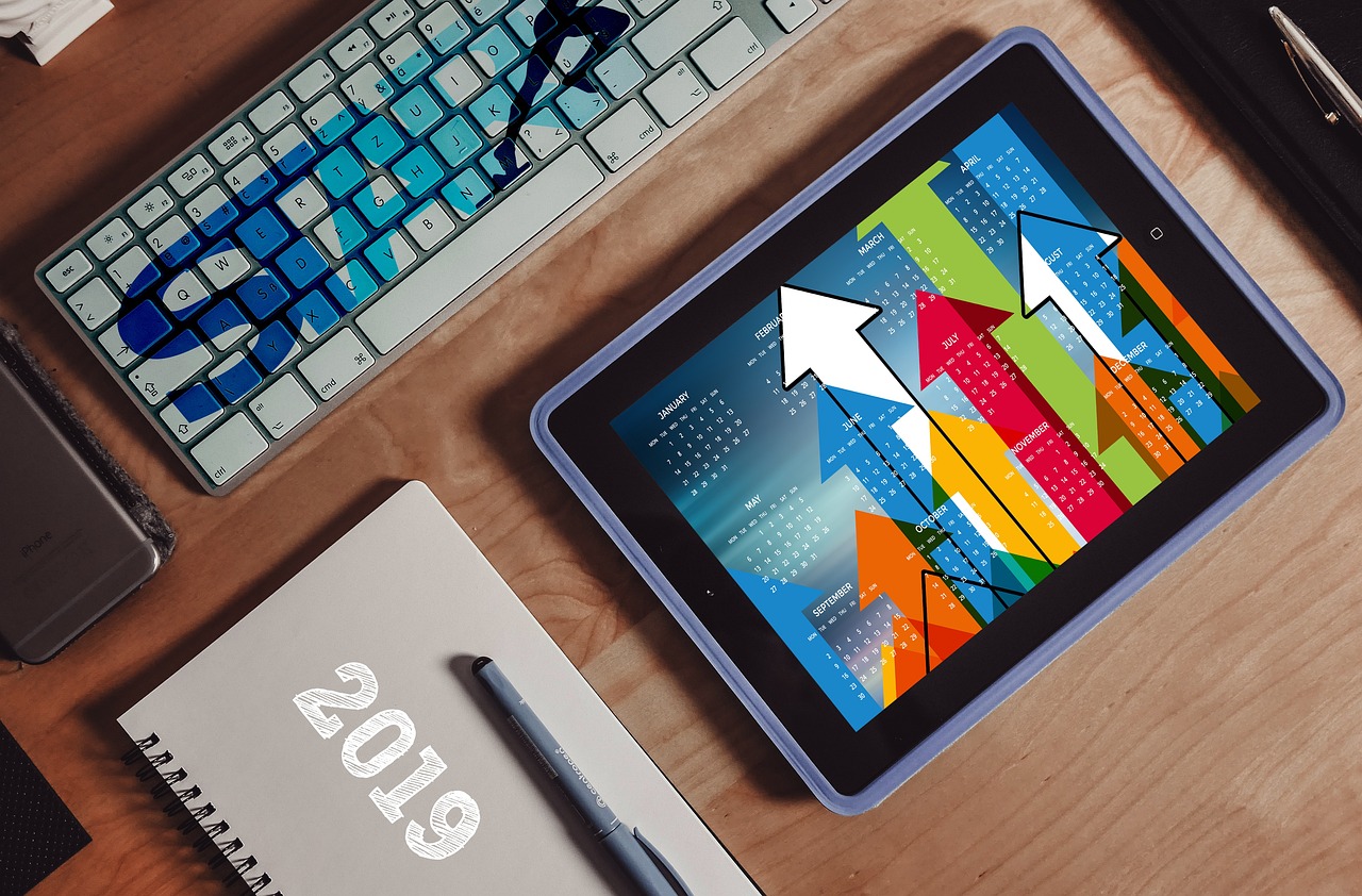 Zzp'er aan bureau met papieren en kalender voor belastingdeadlines