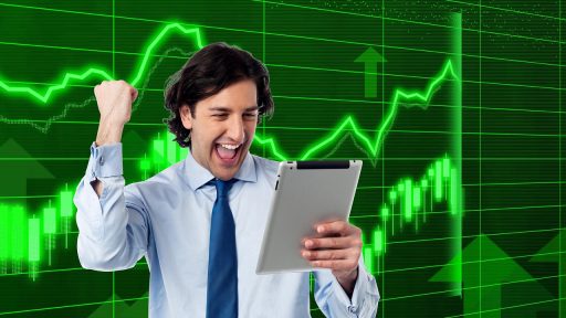 Ondernemer analyseert financiële grafieken op laptop en papier aan bureau