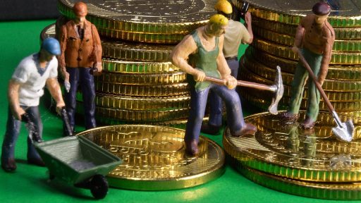 Medewerker in gesprek met een financieel coach op de werkvloer