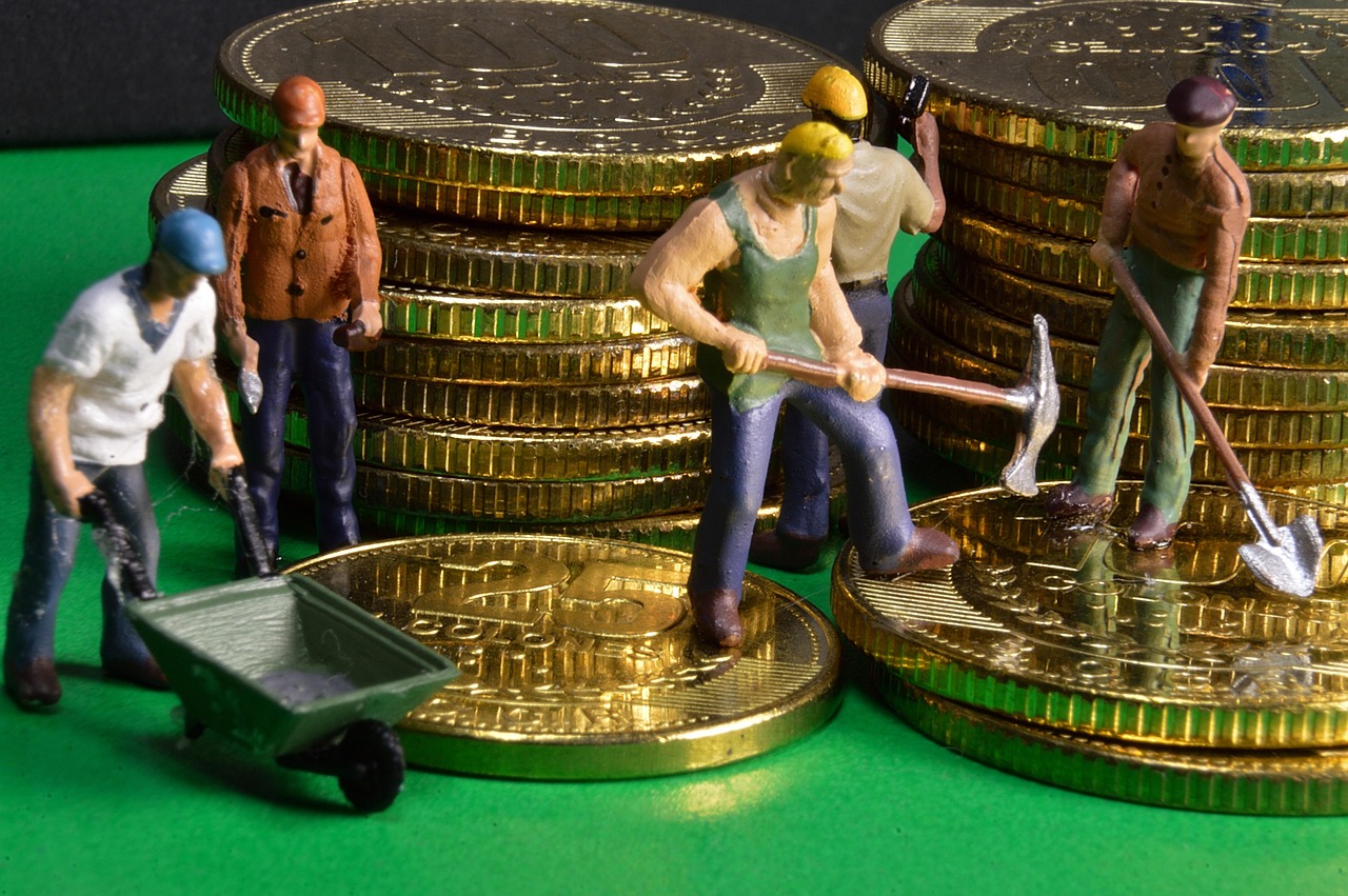 Medewerker in gesprek met een financieel coach op de werkvloer