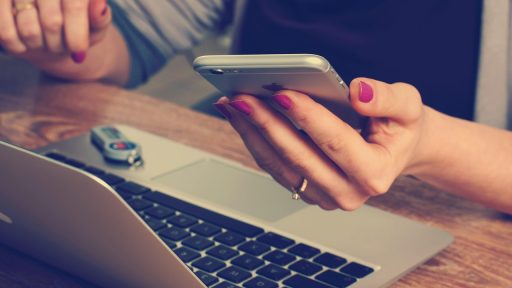 Ondernemer die financiële software vergelijkt op een laptop
