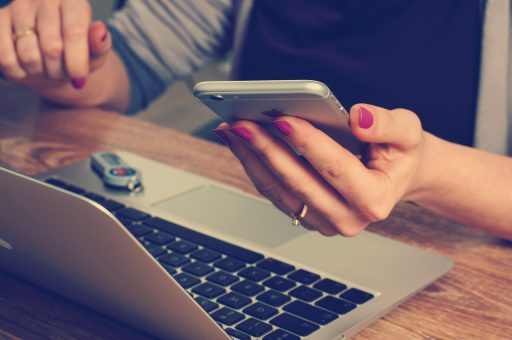 Ondernemer die financiële software vergelijkt op een laptop
