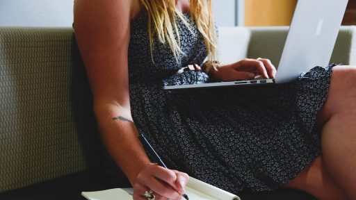 Ondernemer die op een laptop werkt in het buitenland tijdens internationale zakelijke activiteiten