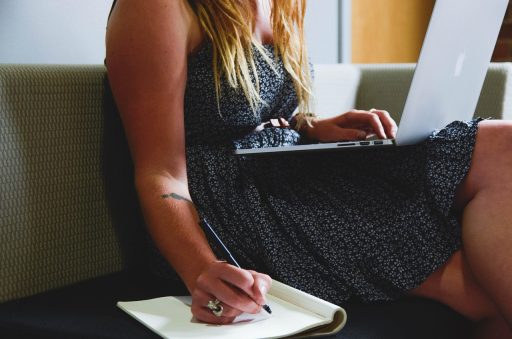 Ondernemer die op een laptop werkt in het buitenland tijdens internationale zakelijke activiteiten