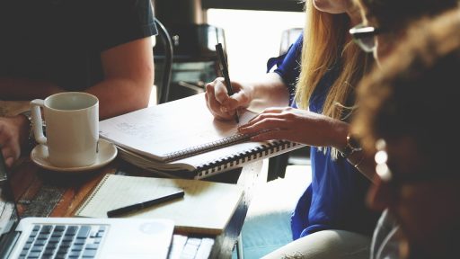 Sociaal ondernemers bespreken samen de rechtsvorm van hun organisatie aan een vergadertafel