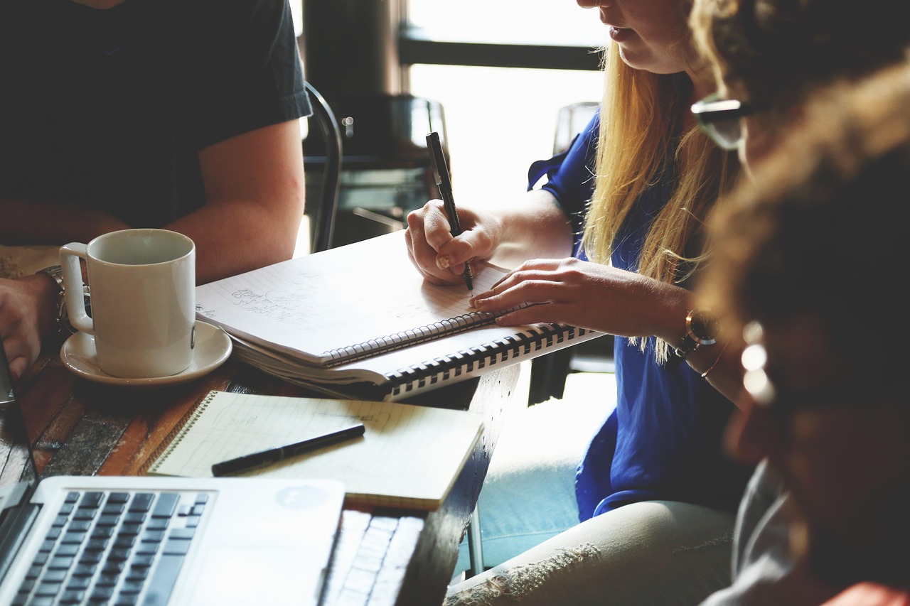 Sociaal ondernemers bespreken samen de rechtsvorm van hun organisatie aan een vergadertafel