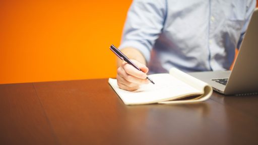 Ondernemer werkt op laptop tijdens de zomer aan zijn financiën