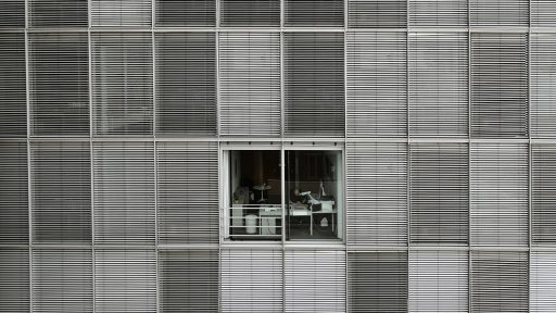 Medewerker werkt zelfstandig achter laptop op kantoor