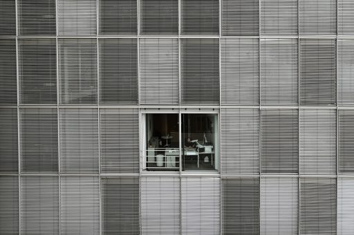 Medewerker werkt zelfstandig achter laptop op kantoor