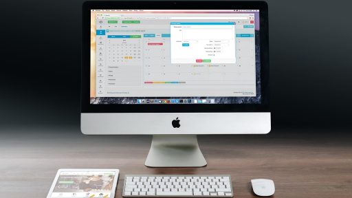 Zzp'er die zijn financiën berekent aan een bureau met papieren en laptop