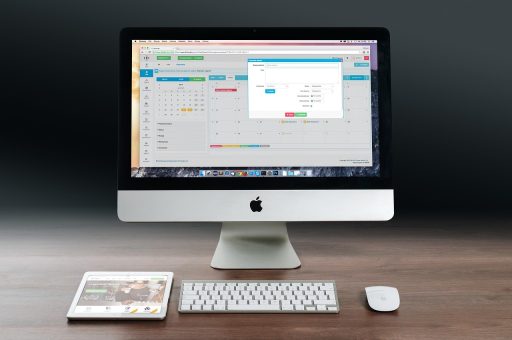 Zzp'er die zijn financiën berekent aan een bureau met papieren en laptop