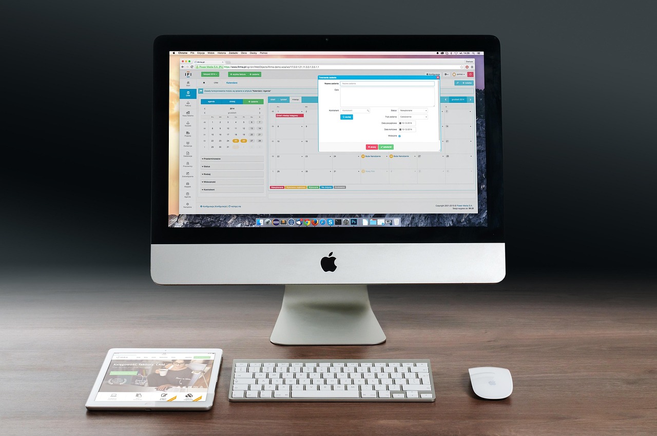 Zzp'er die zijn financiën berekent aan een bureau met papieren en laptop
