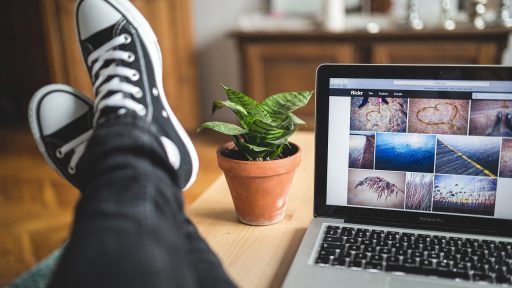 Zzp'er die werkt aan communicatiestrategie op laptop aan bureau