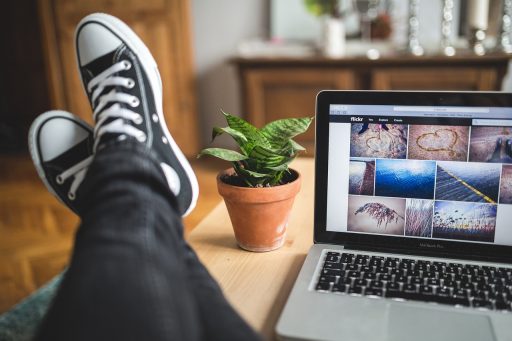 Zzp'er die werkt aan communicatiestrategie op laptop aan bureau