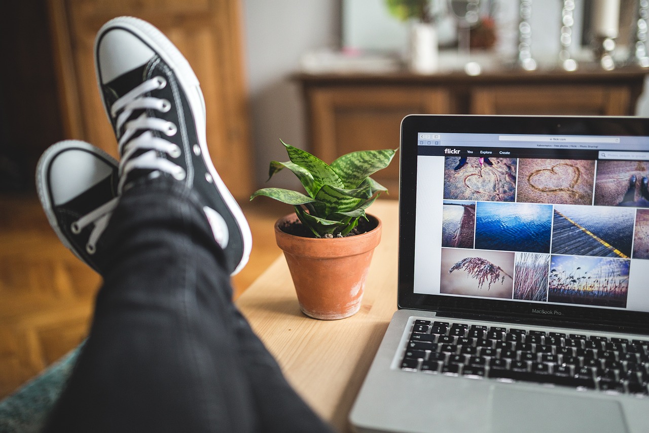 Zzp'er die werkt aan communicatiestrategie op laptop aan bureau