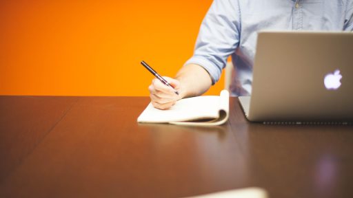 Ondernemer werkt geconcentreerd op een laptop aan zijn digitale bedrijfsprocessen