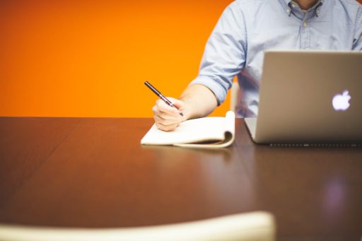 Ondernemer werkt geconcentreerd op een laptop aan zijn digitale bedrijfsprocessen