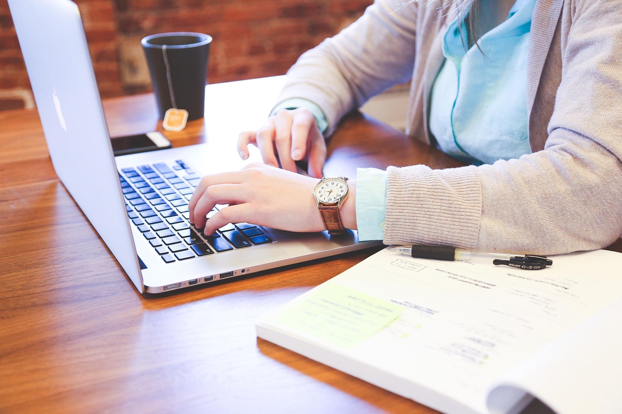 Werkende professional studeert op laptop voor een HRM-opleiding naast werk
