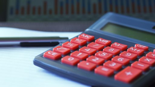 Ondernemer bekijkt een investeringsberekening op een laptop met een spreadsheet