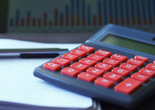 Ondernemer bekijkt een investeringsberekening op een laptop met een spreadsheet