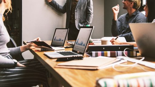 Collega's in een gespannen teamvergadering aan een vergadertafel