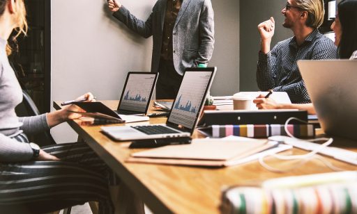 Collega's in een gespannen teamvergadering aan een vergadertafel