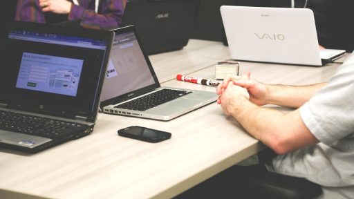 Ondernemers in vergadering in gesprek over een beslissing