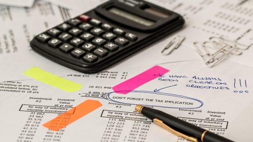 Accountant die financiële documenten doorneemt aan bureau