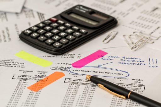 Accountant die financiële documenten doorneemt aan bureau