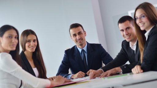 Managers in overleg rondom een vergadertafel waarbij ethische beslissingen worden besproken