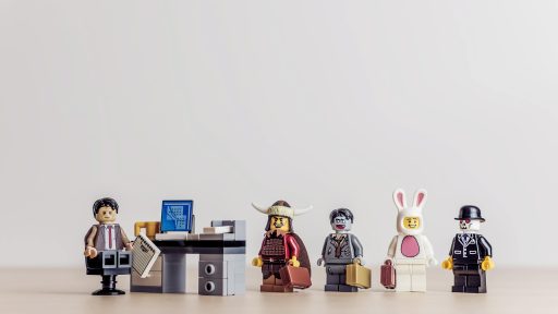 Ondernemer in gesprek met een financieel adviseur aan een bureau