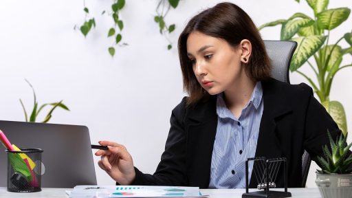 Een medewerker werkt geconcentreerd aan een bureau, als voorbeeld van ijverig gedrag op de werkvloer