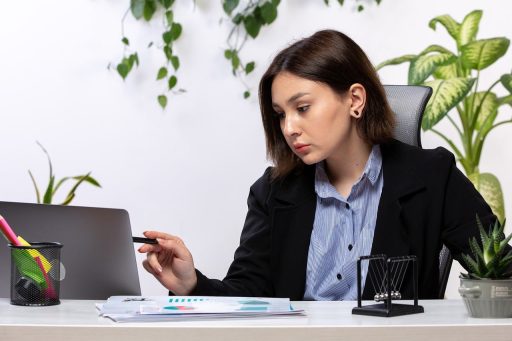 Een medewerker werkt geconcentreerd aan een bureau, als voorbeeld van ijverig gedrag op de werkvloer