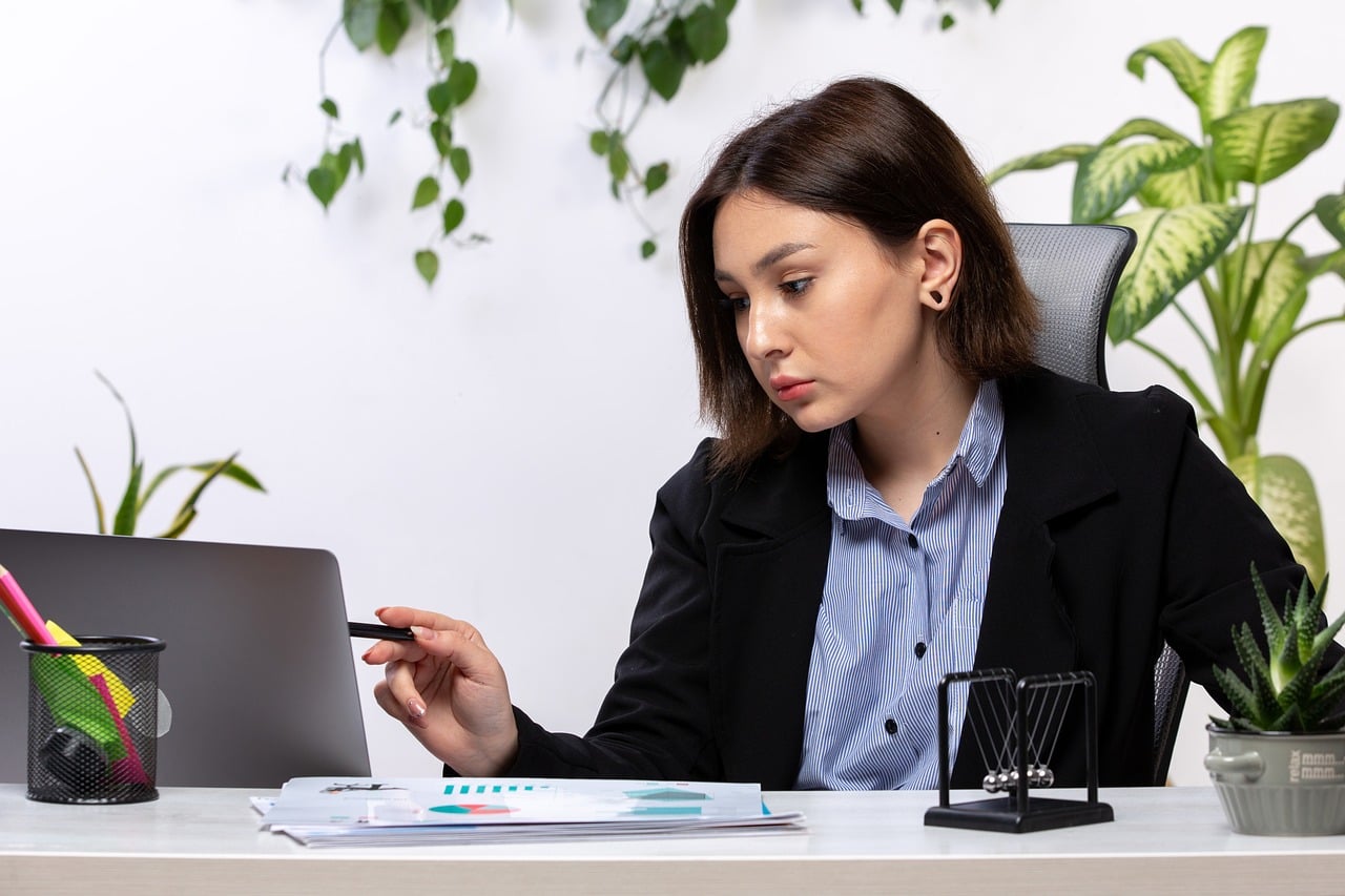 Een medewerker werkt geconcentreerd aan een bureau, als voorbeeld van ijverig gedrag op de werkvloer