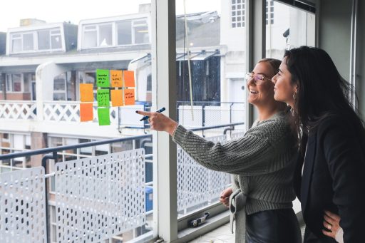 Sociaal ondernemer bespreekt impactcijfers met zijn team aan een vergadertafel
