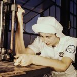 Medewerkers in een moderne productiefaciliteit in de maakindustrie