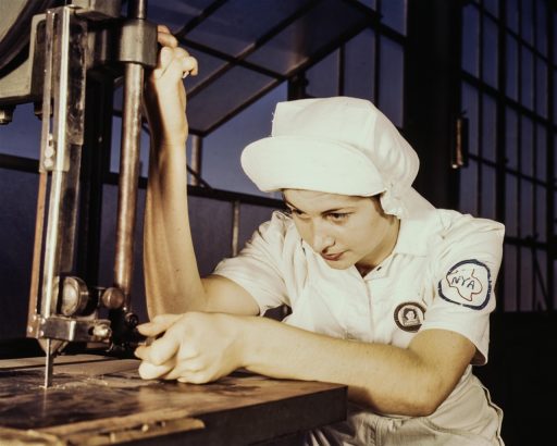 Medewerkers in een moderne productiefaciliteit in de maakindustrie