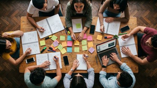 Deelnemers aan een leergang sociaal ondernemen in gesprek tijdens een workshopsessie