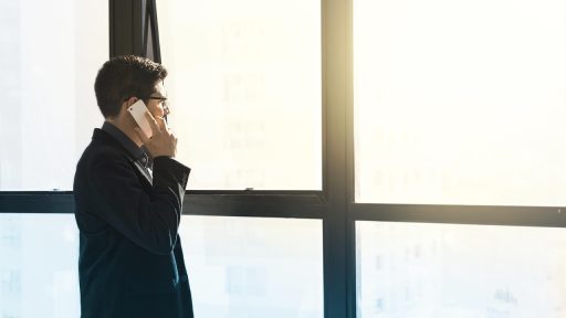 Ondernemer die 's avonds financiële documenten bekijkt aan zijn bureau