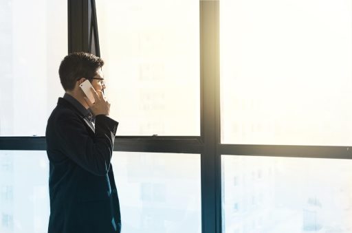 Ondernemer die 's avonds financiële documenten bekijkt aan zijn bureau