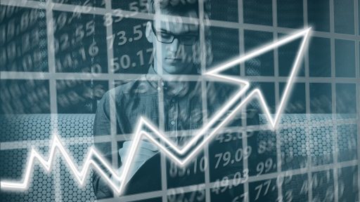 Ondernemer die aan bureau financiële documenten bestudeert om winst te bestemmen