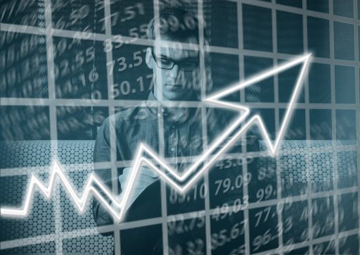 Ondernemer die aan bureau financiële documenten bestudeert om winst te bestemmen