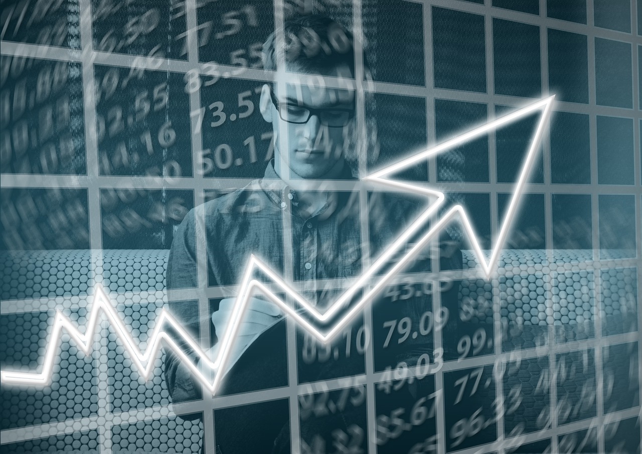 Ondernemer die aan bureau financiële documenten bestudeert om winst te bestemmen