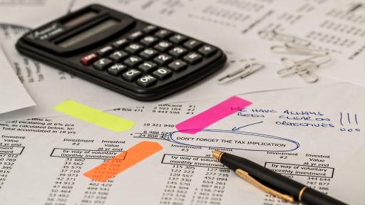 Ondernemer die primaire kosten berekent in een spreadsheet