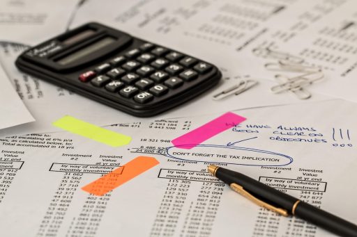 Ondernemer die primaire kosten berekent in een spreadsheet