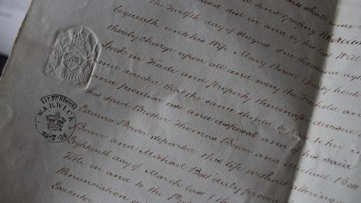 Medewerker en werkgever bespreken een SMART-contract aan een bureau