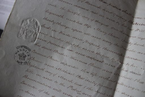 Medewerker en werkgever bespreken een SMART-contract aan een bureau